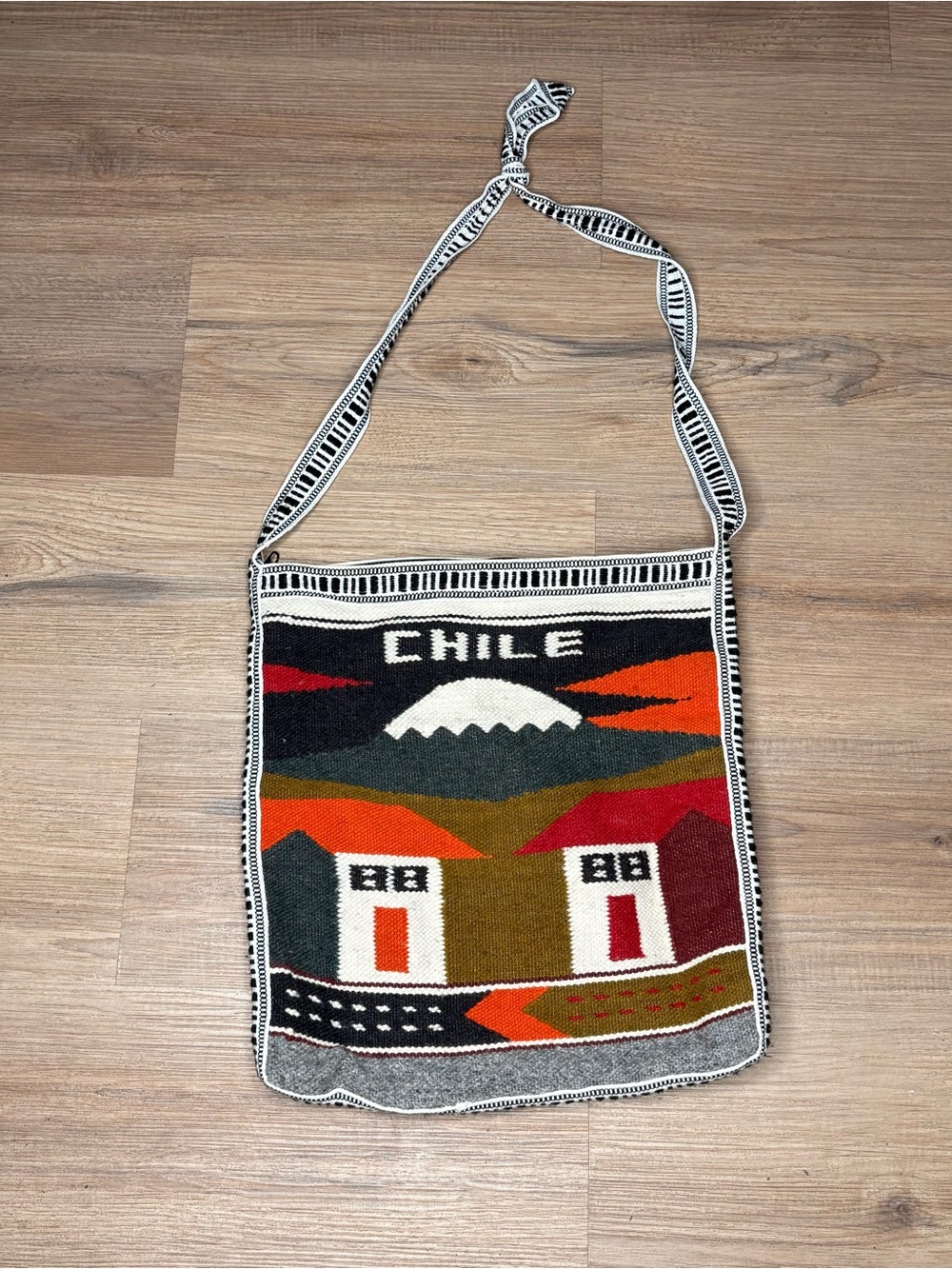 Chile  bag with mountain and house design #chile
